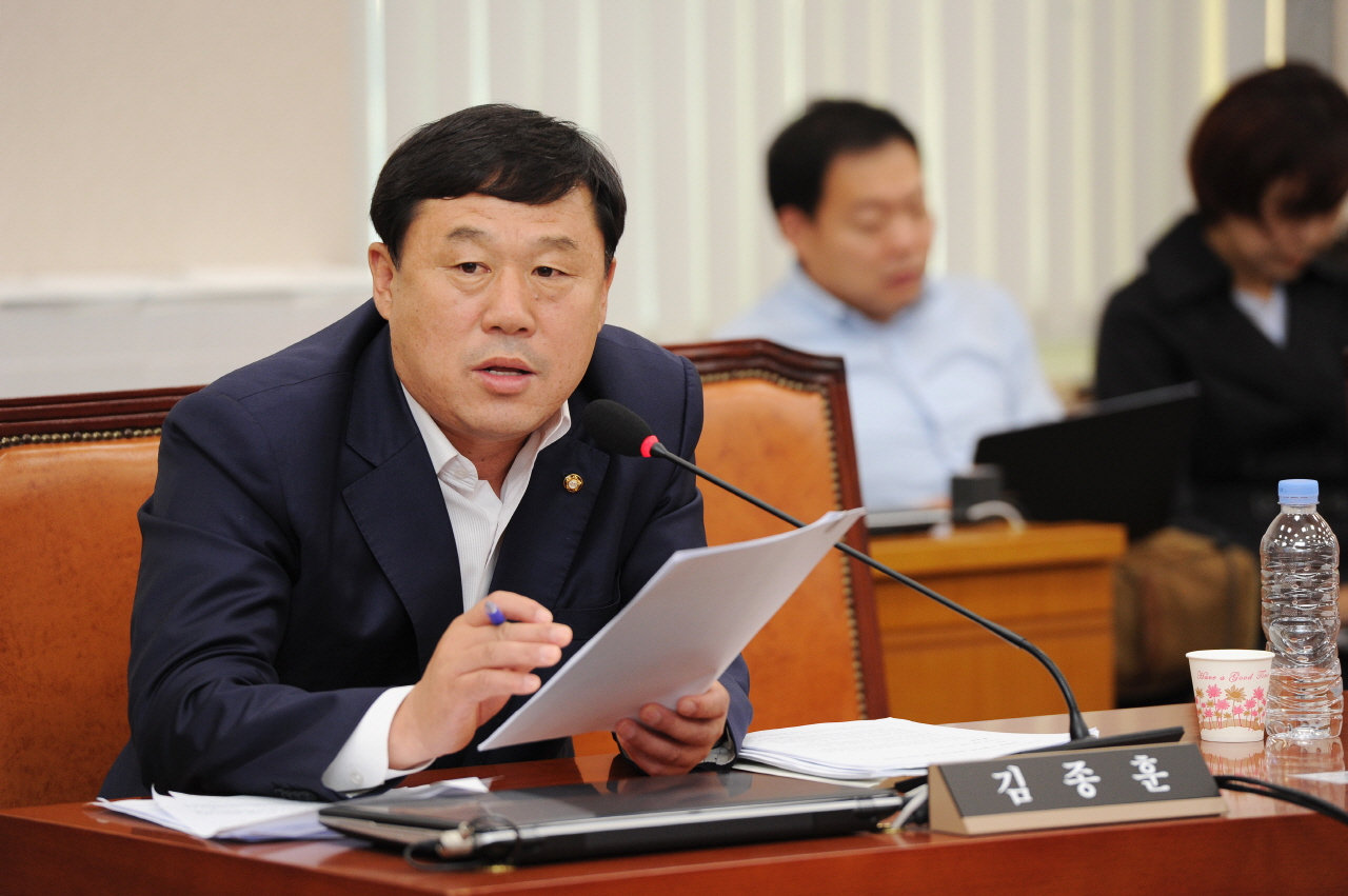 무소속 김종훈 의원(울산 동구)이 27일 오전 열린 산자부 산하 동서발전 국정감사에서 국회의원에 자료를 제출했다는 이유로 징계성 발령을 내린 것을 바로잡을 것을 요구하고 있다.
