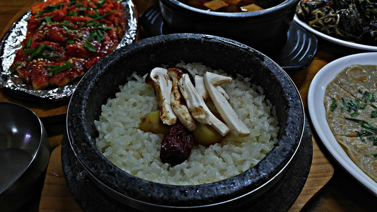 돌솥에 씻어 불린 쌀을 적당량 넣고 밤과 대추를 올린 뒤 송이버섯을 썰어 넣고 고슬하게 지은 송이약수돌솥밥은 맨밥을 먹어도 맛이 뛰어나다.
