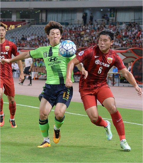     지난달 23일 열린 2016 AFC 챔피언스리그 8강 1차전 전북 현대와 상하이 상강과의 경기에서 전북의 핵심 미드필드 김보경이 상대 수비와 볼 다툼을 벌이고 있다. 