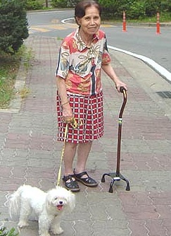 위니와 산책 중인 어머니