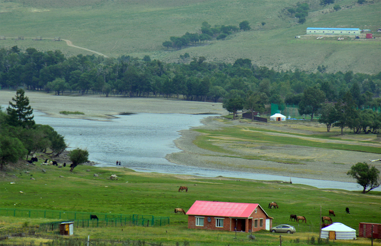 툴 강. 몽골 동북부를 휘감아 도는 툴 강은 몽골인들에게 젖줄 같은 역할을 하고 있다.