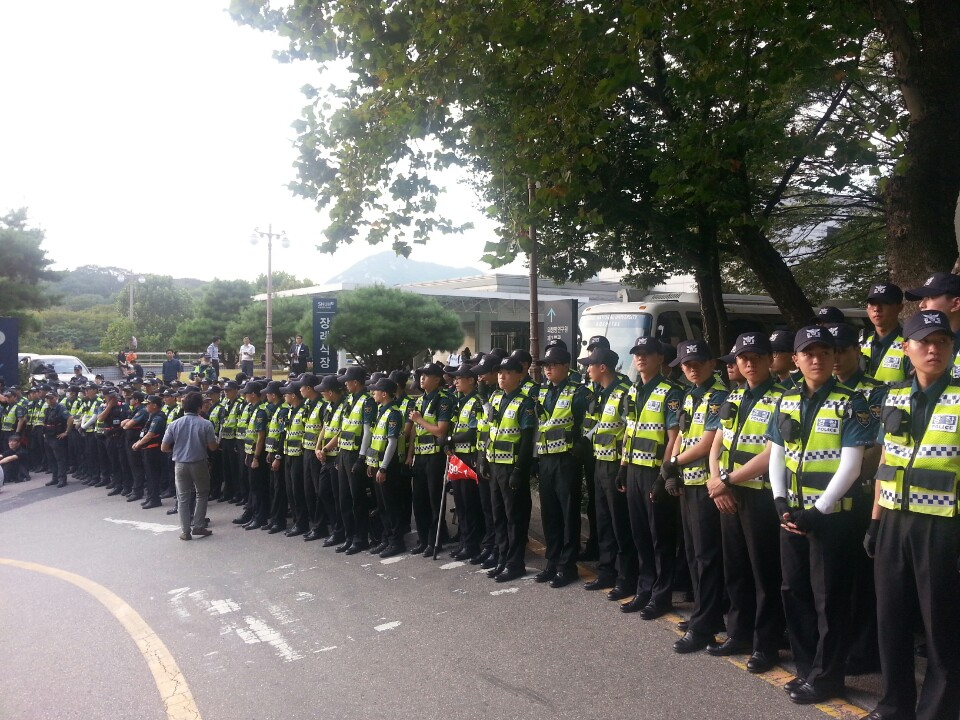지난 9월 25일, 백남기씨의 사망 이후 경찰은 조문객을 포함한 서울대병원 장례식장을 향하는 모든 사람들의 통행을 차단하였다. 그 과정에서 많은 조문객들과 시민들의 항의가 이어졌다.