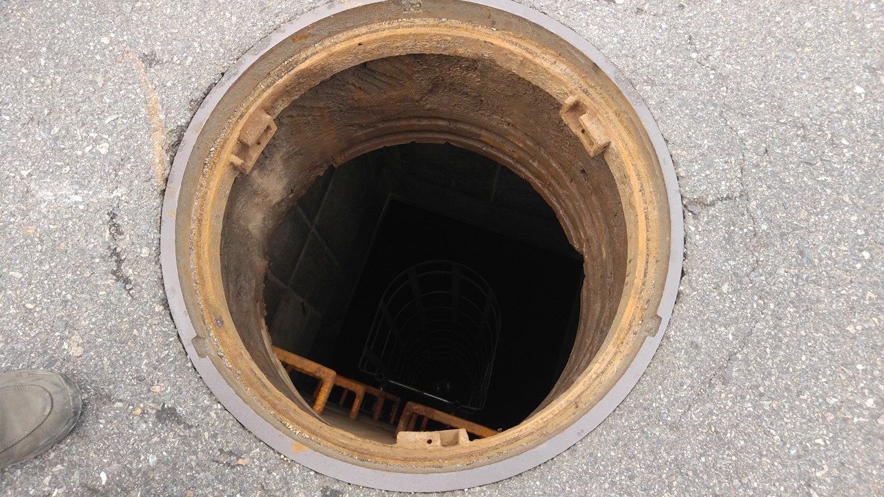 폭우대비 10m 높이의 도원저류조 맨홀의 모습