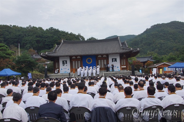  원불교 출가사역자 1000여 명은 28일 오전부터 경북 성주군 초전면 소성리 성주성지 대각전 앞에서 비상총회를 개최하고 사드 대신 평화를 기도했다.