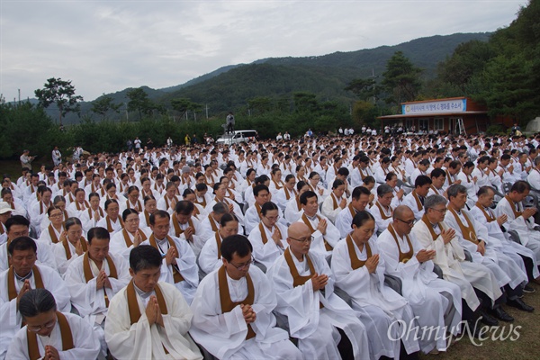 원불교 출가사역자 1000여 명은 28일 오전부터 경북 성주군 초전면 소성리 성주성지 대각전 앞에서 비상총회를 개최하고 사드 대신 평화를 기도했다.