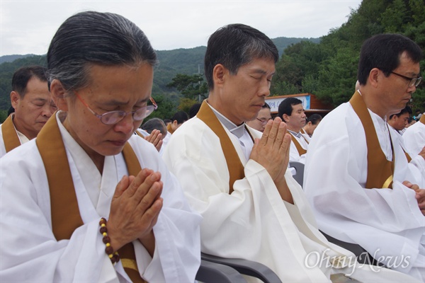  원불교 성주성지 대각전에서 28일 오전 열린 출가교역자 비상총회에서 한 교역자가 사드 배치와 평화를 염원하는 기도를 하고 있다.