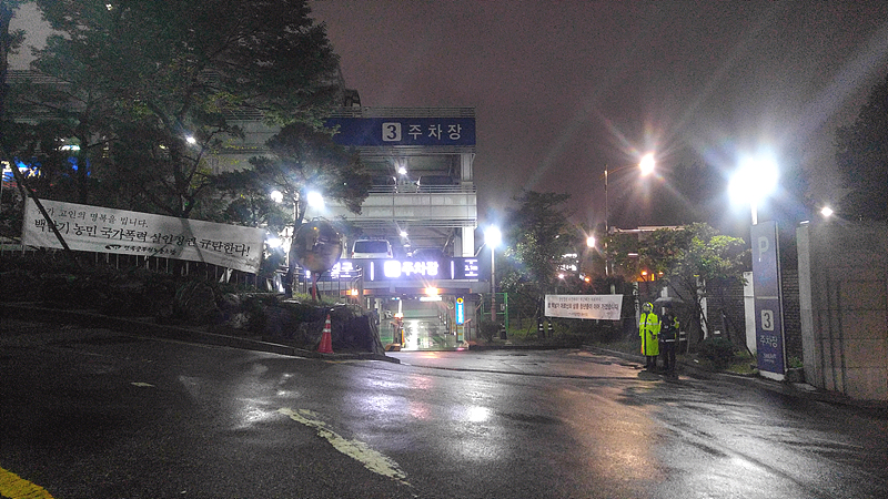 9월 28일 새벽 두 시 서울대병원 장례식장 정문에는 지난 이틀 동안 보다 훨씬 적은 두 명의 경찰이 경비를 서고 있다. 지난 25일과 26일에는 20여명의 경찰병력이 경비를 했다.