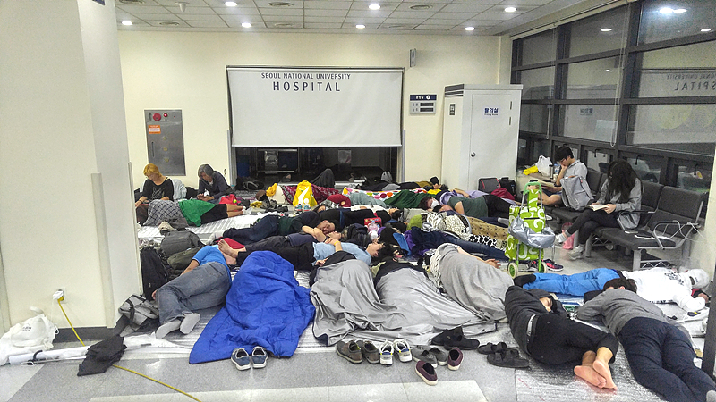 새벽 5시, 서울대병원 장례식장 1층 현관에서 백남기 지킴이 활동을 하며 밤을 지새우던 시민들이 빽빽히 누워 새벽잠에 들어있다.