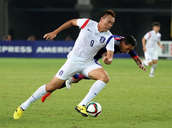  경기력 부진에 빠진 축구 대표팀이 2018 러시아 월드컵 최종예선 3, 4차전을 앞두고 '꺽다리 골잡이' 김신욱(전북)을 1년여 만에 호출했다. 사진은 2015년 8월 열린 중국 후베이성 우한스포츠센터에서 열린 동아시안컵 축구대회 한국과 일본의 경기에서 돌파를 시도하는 모습. 