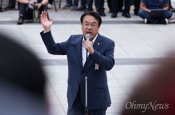 새누리당 정진석 원내대표가 28일 오후 서울 국회 본청 앞 계단에서 당소속 의원들과 당원들과 정세균 의장 사퇴 촉구 집회를 열고 발언을 하고 있다. 