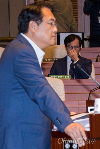 새누리당 정진성 원내대표가 28일 오후 서울 국회에서 열린 의총에 참석에 모두발언을 하는 너머로 국방위원장 김영우 의원이 보이고 있다. 