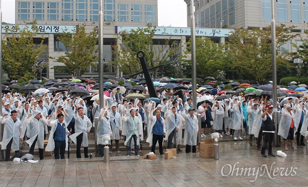 지난해 9월 부산지하철노조 조합원들이 부산시청 앞 광장에서 투쟁결의대회를 열고 있다. 
