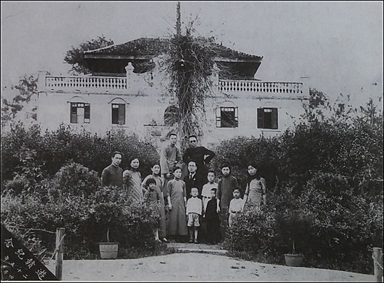 1936년 여름 김자동 회장의 아버지 김의한이 장시성 우낭현의 쑨원기념 중산도서관 관장으로 일할 때 도서관 앞에서 찍은 사진. 앞줄 왼쪽 넷째가 어머니 정정화, 다음이 아버지 김의한이다. 그 앞 소년이 김자동 회장 