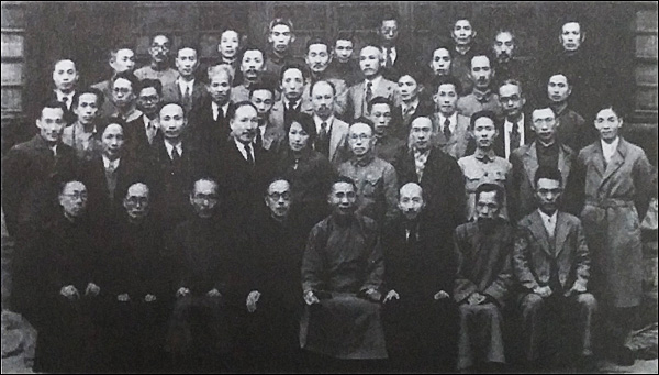 1942년 10월 제34차 임시의정원 기념사진. 앞줄 왼쪽에서 다섯째가 김구 임시정부 주석, 둘째줄 오른쪽에서 넷째가 김자동 회장의 아버지 김의한이다. 