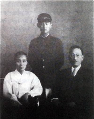 귀국 이듬해인 1947년 20세 때의 김자동 회장과 부모님 김의한ㆍ정정화 여사