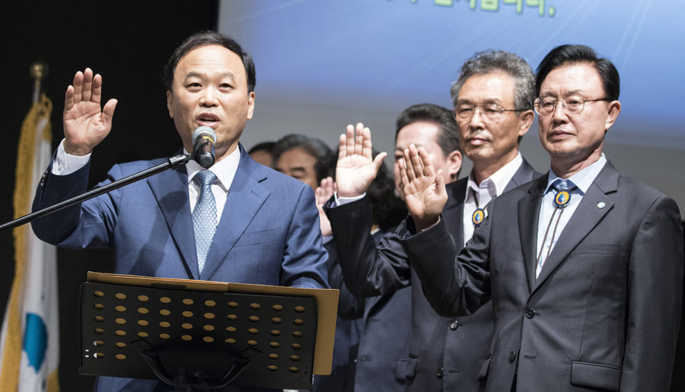 한국기독교장로회 교단은 제101회 총회를 열어 새 지도부를 꾸렸다. 신임 권오륜 총회장(사진 왼쪽)은 기자 간담회에서 '사죄' 등을 말했지만, 교단 차원의 공식사과는 없었다. 