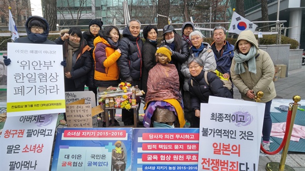 백남기 30년 동지인 가톨릭동지회가 지난 1월 1일 주한 일본 대사관 앞 소녀상 지키기 거리 농성중인 '평화나비' 대학생들을 방문했다.