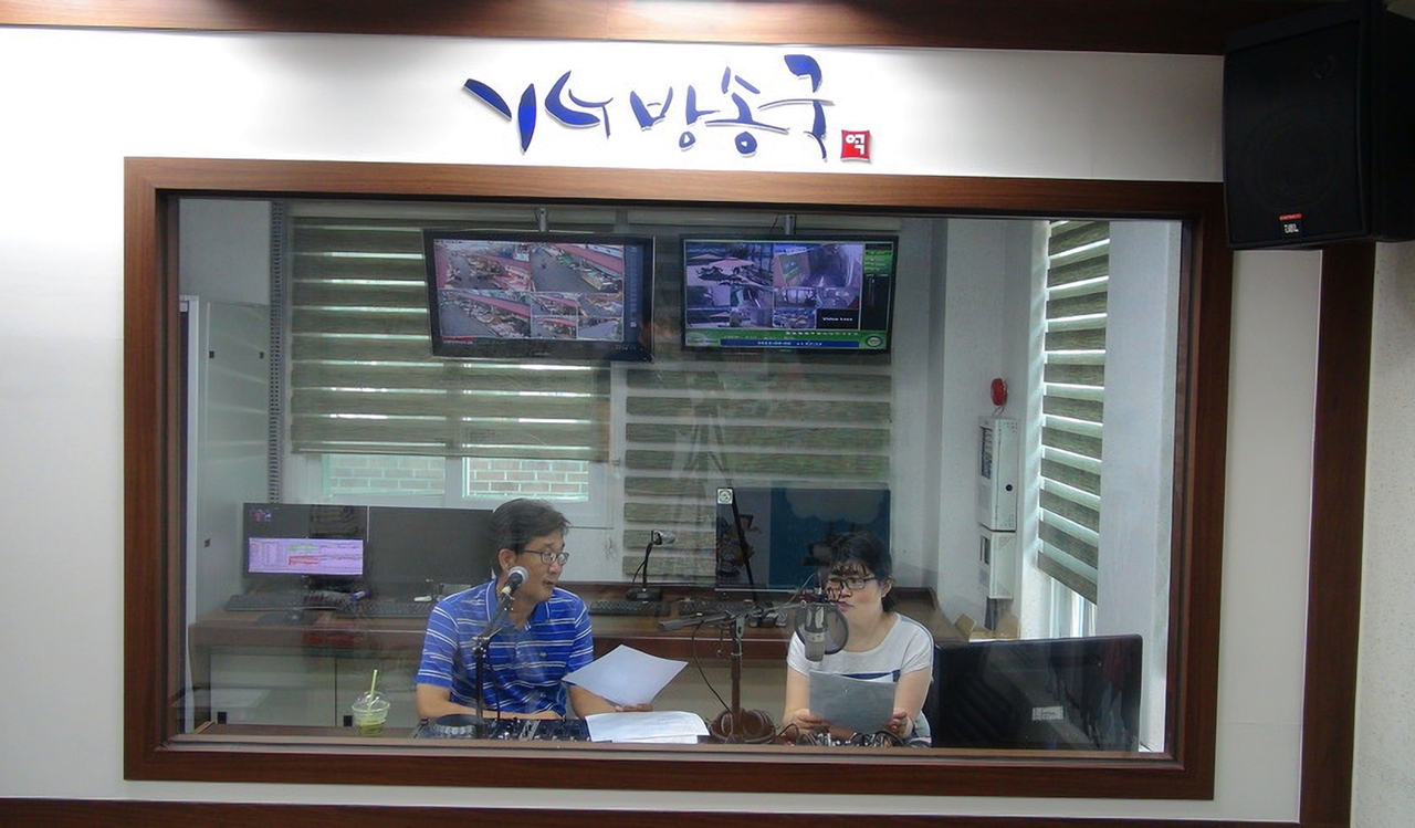 상인, 동네주민들이 DJ로 나오는 라디오 방송국.