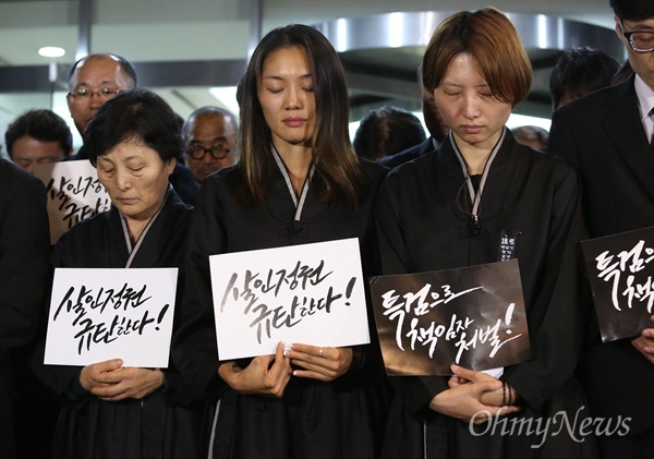 "고인의 시신에 다시 경찰 손 닿게 하고 싶지 않다' 28일 오후 고 백남기 농민에 대한 강제부검 영장을 법원이 발부한 가운데 고인의 유가족과 투쟁본부측은 혜화동 서울대병원 장례식장에서 기자회견을 열어 부검에 반대하는 입장을 밝혔다. 기자회견에서 고인의 딸인 백도라지씨는 “경찰의 손에 돌아가신 고인의 시신에 다시 경찰의 손이 절대로 닿게 하고 싶지 않다”고 밝혔다. 고인의 부인과 딸 백민주화, 백도라지씨가 묵념을 하고 있다.