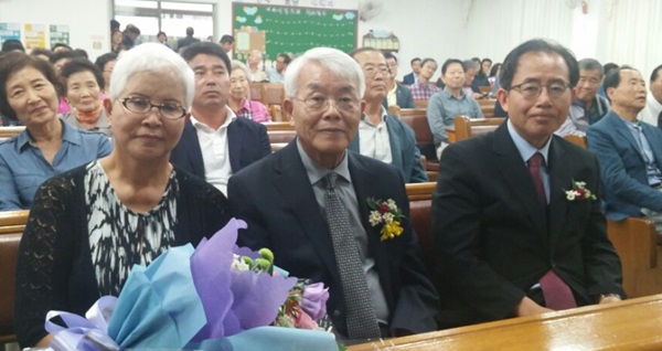 부인 장명희 여사와 저자, 오른쪽은 동생 전 국회의원 김성곤