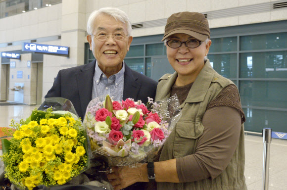 여수출신 재미동포 로버트 김(왼쪽·76·한국명 김채곤)씨와 부인 장명희씨가 지난 9일 책출간에 맞춰 한국을 방문했다.