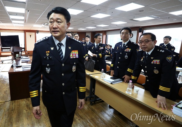 [오마이포토] 여당 불참, 국감장 떠나는 이철성 경찰청장 