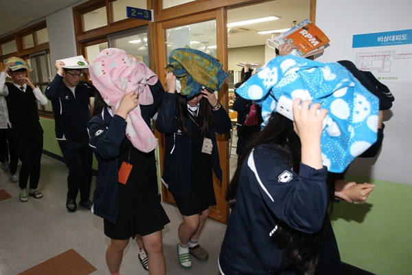 양산 웅상고등학교는 28일 저녁 9시경 야간자율학습 시간 때 지진 대피 훈련을 벌였다.