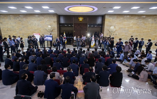 새누리당이 정세균 의장 사퇴를 촉구하며 국감 보이콧 실시 나흘째인 29일 오후 서울 국회 로텐더홀에서 새누리당 의원들이 의총을 진행하고 있다. 