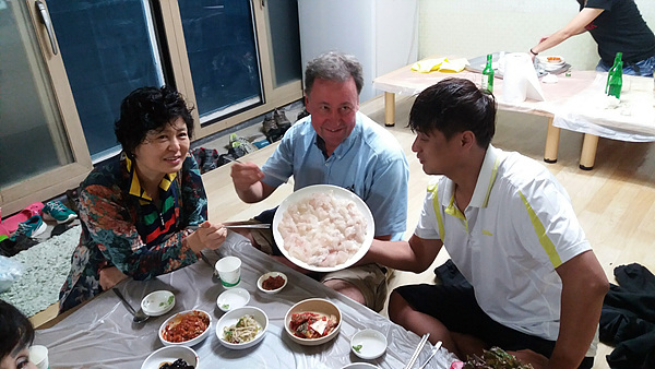  한국이 처음인데도 '섬으로' 회원들과 금방 친해져 회를 먹는 라슨. 한국인들의 친절에 감탄했다고 한다