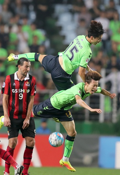  28일 전주월드컵경기장에서 열린 아시아축구연맹(AFC) 챔피언스리그 전북 현대와 FC서울의 4강 1차전. 전북 임종은(위)과 이재성(아래)이 공중볼을 따내려다 충돌하고 있다.