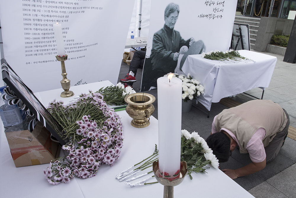 29일 천안시 중심가인 동남구 신부동 종합터미널 앞에 고 백남기 농민을 추모하는 분향소가 마련됐다. 