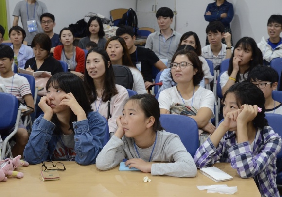 유순혜 교수의 이야기를 경청하는 참석자들