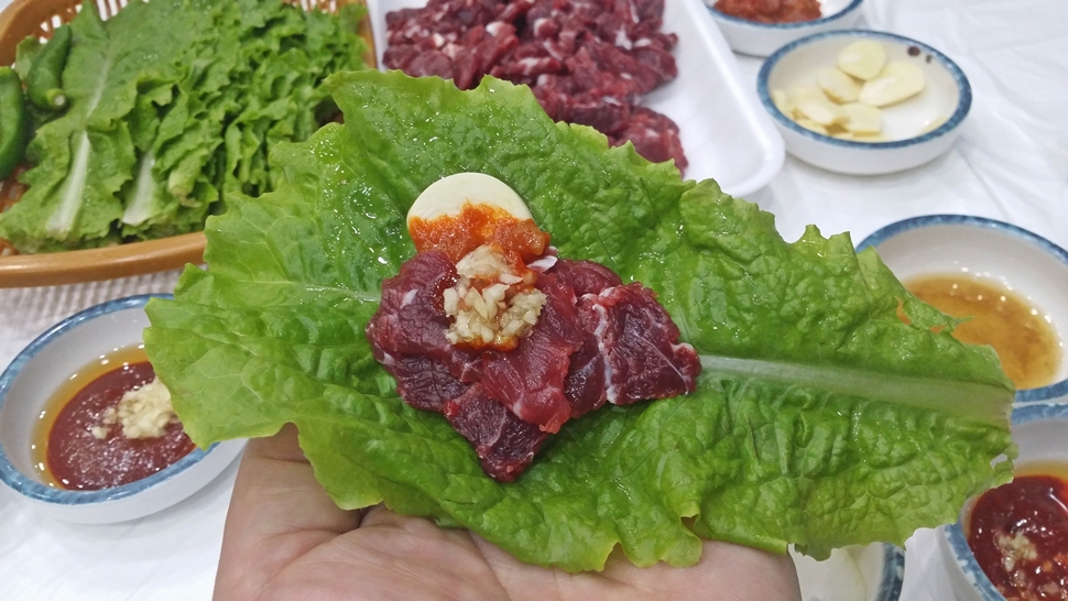 아롱사태육회는 상추쌈을 해도 맛있다.
