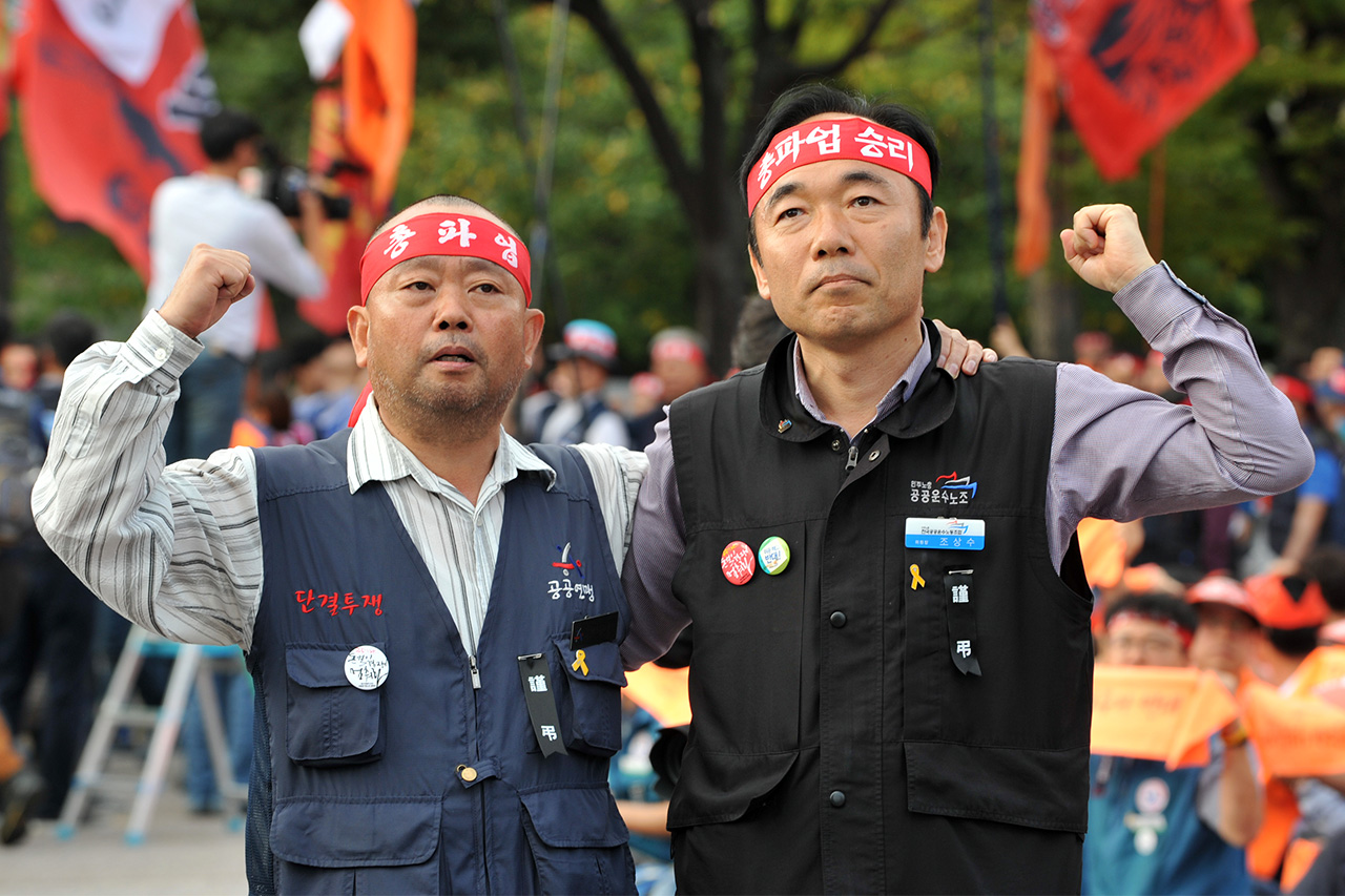  민주노총 공공운수노조와 한국노총 공공연맹 조합원 약 5만여명이 29일 오후 서울 여의도 문화마당에서 '양대 노총 공동 총파업·총력투쟁대회'를 열고 "해고연봉제·강제퇴출제 분쇄, 사회공공성 강화"를 촉구한 가운데 민주노총 공공운수노조 조상수 위원장(오른쪽)과 한국노총 공공연맹 이인상 위원장이 함께 구호를 외치고 있다.