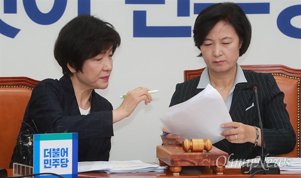 추미애 더불어민주당 대표(오른쪽)와 김영주 최고위원(자료사진).