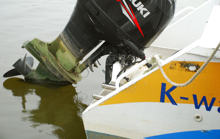 수자원공사 ‘백제호’ 선박의 스크루에는 녹조가 덕지덕지 달라붙어 있다.