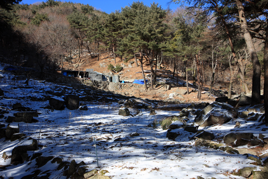  부인사에서 팔공산 서봉으로 올라가는 등산로의 거의 끝 부분에 있는 삼성암 터의 모습. 대구부사 윤현은 1593년 1월 일본군의 공격을 견디지 못해 이곳으로 피란을 했고, 그 이후 한동안 팔공산은 항전 거점으로서의 기능을 상실했다.