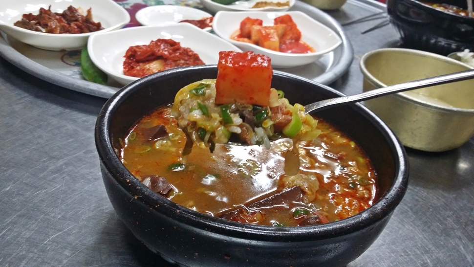  선지국밥은 새금한 깍두기와 함께 먹으면 그 맛이 배가된다. 
