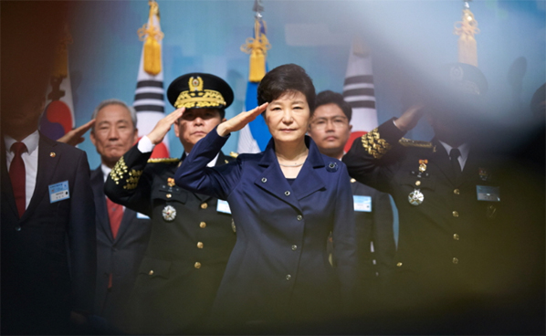 2015년 10월 1일 충남 계룡대에서 열린 건군 제67주년 국군의 날 기념식에 참석한 박근혜 대통령 모습
