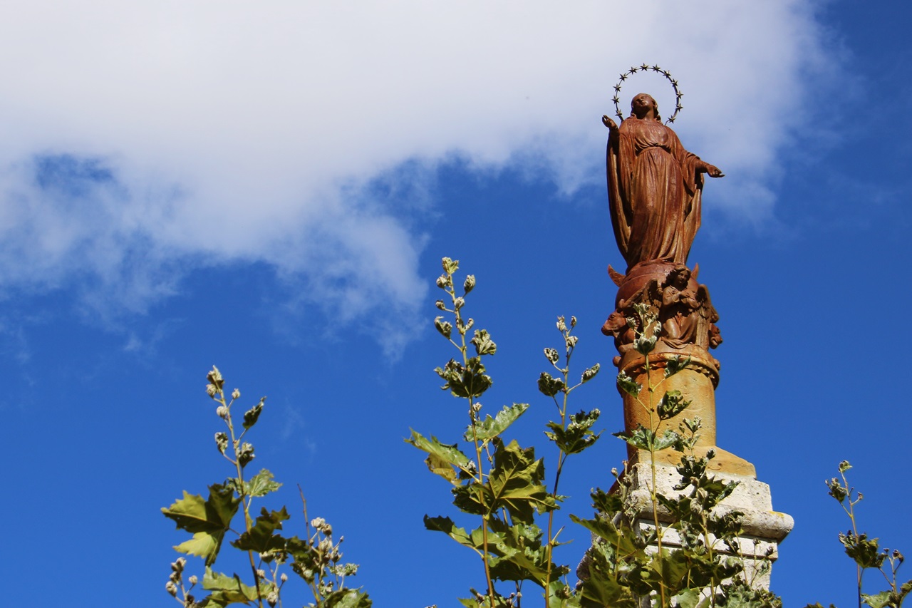 카리온 데 사르 콘데스 산타 마리아 성당앞의 성모상
