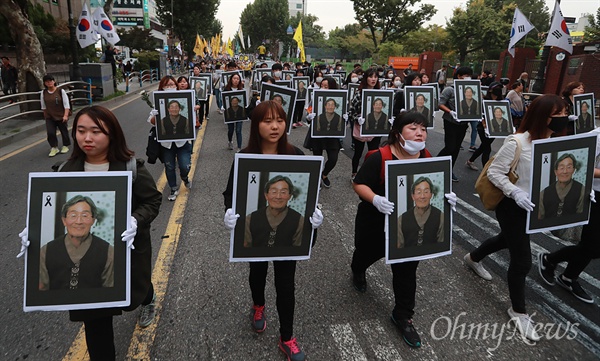 학생들이 1일 오후 서울 종로구 대학로에서 열린 고 백남기 농민 추모대회를 마친 뒤 고인의 사진을 들고 거리행진을 벌이고 있다.