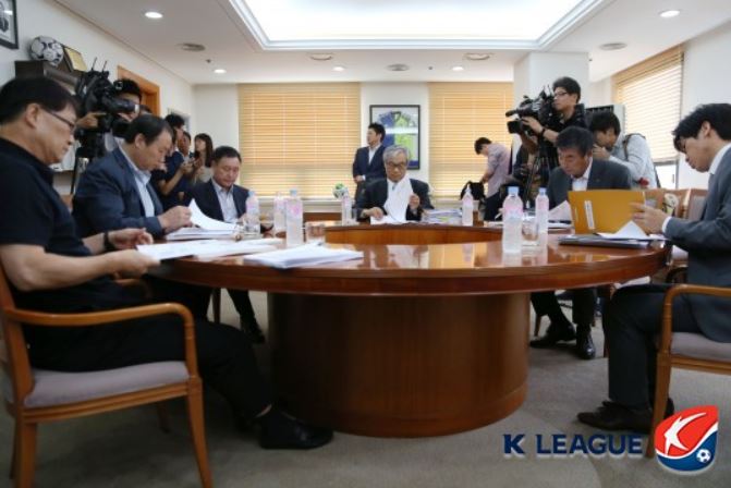     지난 30일 오전 10시부터 시작된 한국프로축구연맹 상벌위원회의 논의 모습