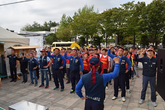  율촌화학노조 조합원들이 3조 3교대 근무를 마친 후 천막농성장 앞에서 '조별 결의대회'를 열고 있다.