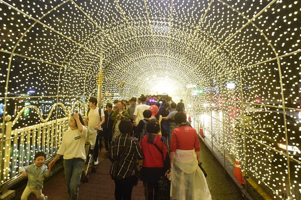 진주남강유등축제의 앵두등 터널.