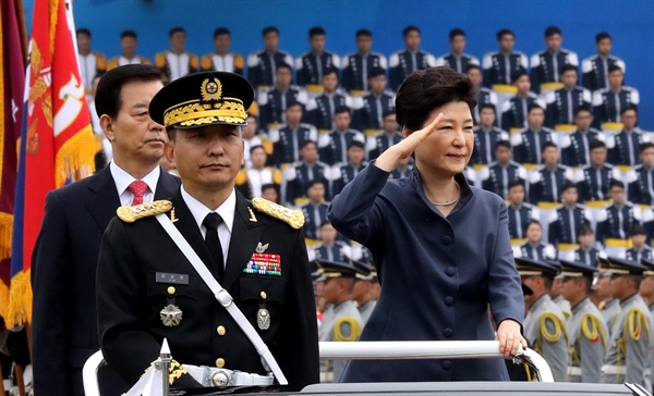 박근혜 대통령이 1일 계룡대에서 열린 국군의날 행사에서 열병하며 거수경례를 하고 있다.