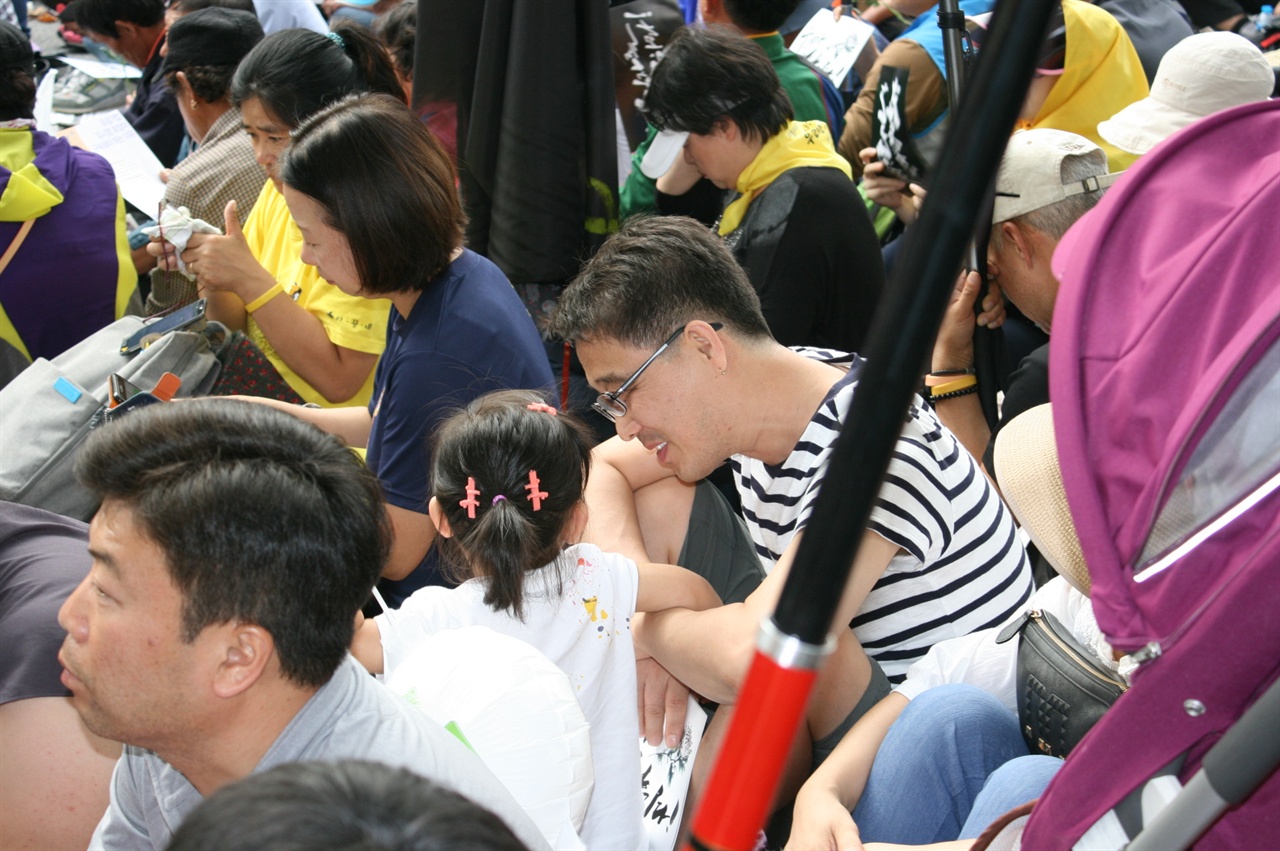 1일 동숭동 대학로에서 진행된 백남기 선생 추모문화제에 한 어버지가 아이와 함께 참석하고있다.