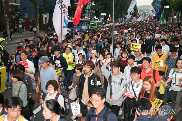 행진준비 시간이 많이 지체되어 주최 측은 급히 행진을 준비했다. 오후 5시 25분쯤 선발대가 출발했고 5시 50분에는 후발대가 출발했다. 행진 대열이 길어져 후발대는 뛰어가야 했다. 한여름처럼 땀이 쏟아졌다. 