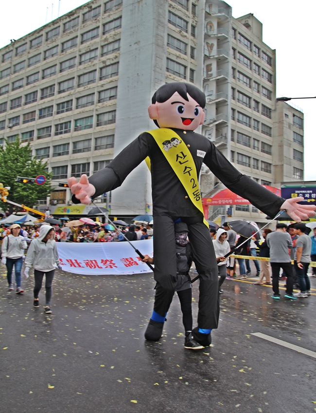 교복 입은 모습이 시선을 붙든다.
