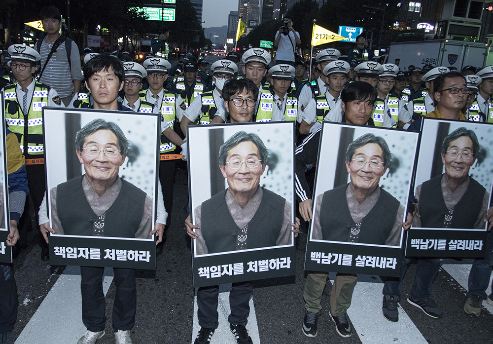  1일 고 백남기 농민 추모대회를 마친 시민들은 고인이 쓰러진 종로 1가 르메이에르 타워 쪽으로 행진했다. 그러나 경찰은 종각에서 행진대열을 막아 섰다. 