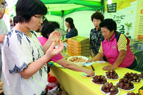  몸에도 좋은 다양한 먹거리에 축제장은 찰박한 정이 흐른다.